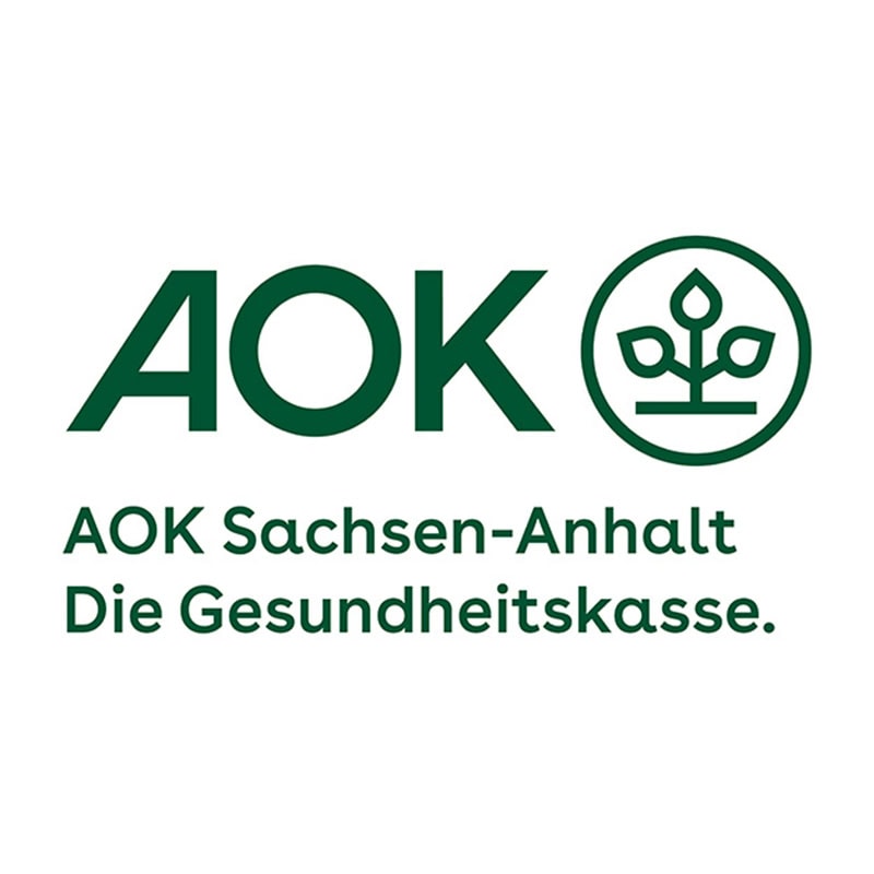 Logo der AOK Sachsen-Anhalt als grüner Schriftzug, neben "AOK" ein Piktogramm einer Pflanze